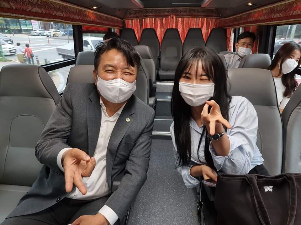 김영환 지사가 출근 셔틀버스 안에서 직원과 함께 기념사진을 촬영하고 있다. (사진출처=김영환 지사 페이스북)