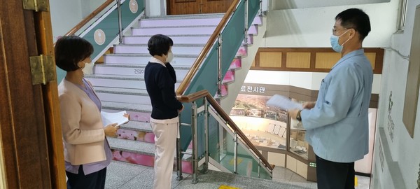 청주병원 노동자 대표들이 21일 의회를 찾아 입장문을 배포하고 있다.