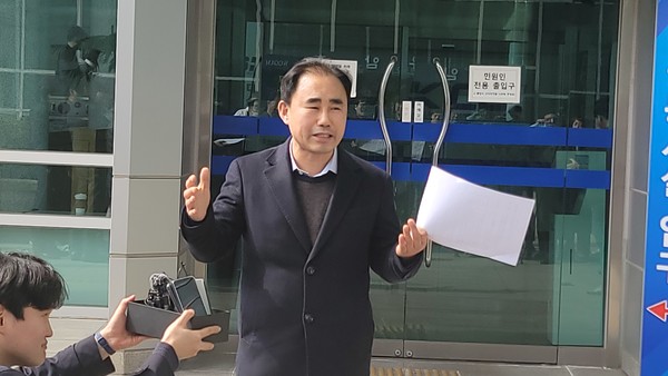 카페업주 a씨 변호인 김창환 변호사가 6일 경찰 조사에 앞서 기자회견을 하고 있다.
