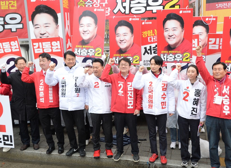 ▲국민의힘 출정식에서 후보들이 파이팅을 외치며 지지를 호소하고 있다.