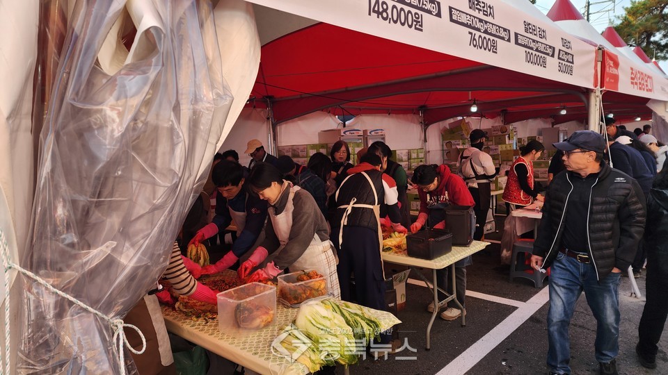 김장하는 사람들의 모습. ⓒ양정아 기자