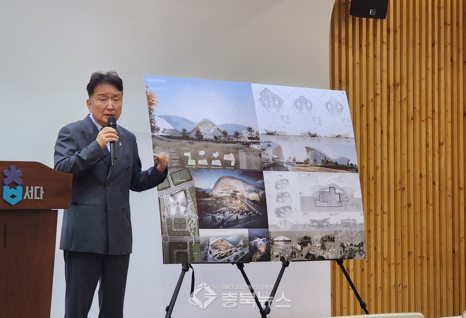 충북아트센터 관련 브리핑하는 김영환 충북지사. ⓒ양정아 기자