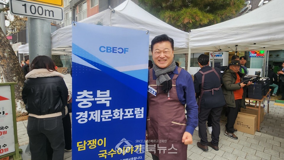 일일 점장으로 봉사활동하는 신용한 지방시대위원회 부위원장. ⓒ양정아