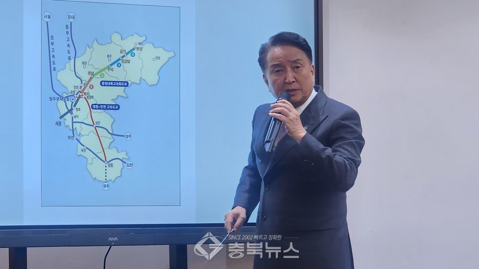 18일 도청 브리핑룸에서 충북 교통인프라 사업에 관해 설명하는 김영환 지사. ⓒ양정아