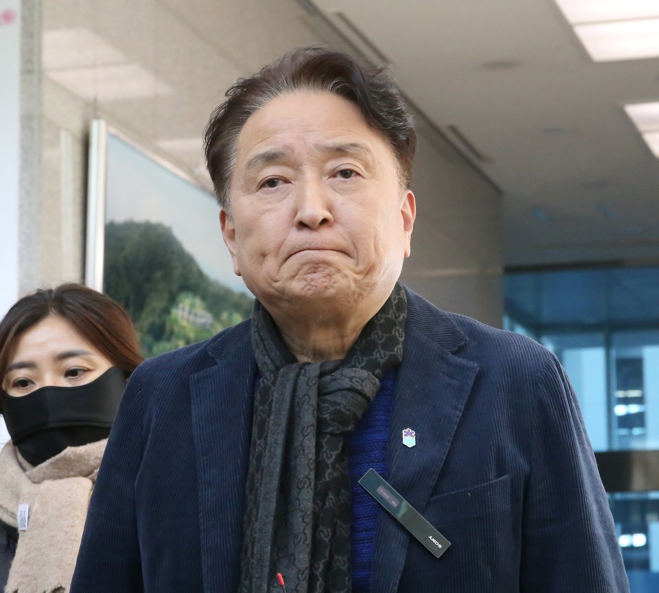  김영환 충북지사가 21일 충북경찰청에서 2차 소환 조사를 받은 뒤 입장을 밝히고 있다. ⓒ뉴시스 