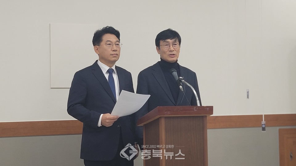 (왼쪽부터) 허창원 전 충북도의원과 이장섭 전 국회의원. /독자제공 ⓒ충북뉴스