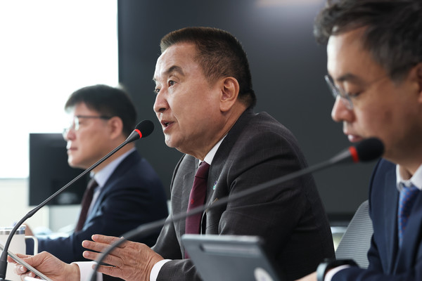 도 확대 간부회의중 발언중인 김영환 도지사(충북도 제공)