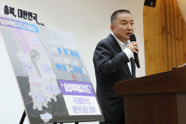 현안 관련 브리핑 중인 김영환 도지사(충북도 제공)