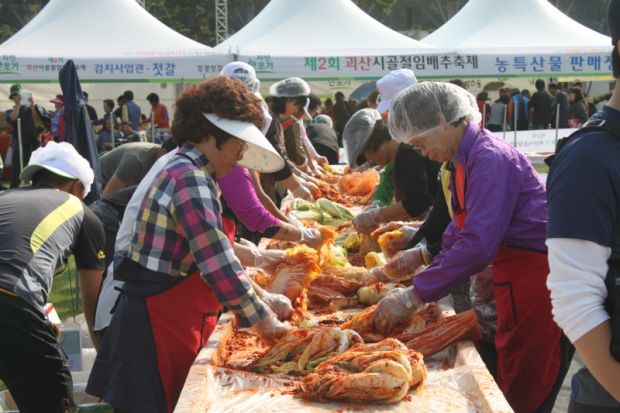 지난해 개최된 제2회 자연한포기 시골절임배추축제에서 김장을 버무리는 모습.jpg